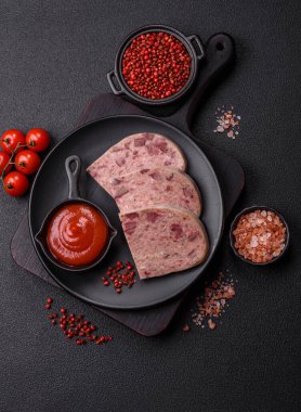 Tuzlu, baharatlı, otlu ve sebzeli ev yapımı, beton kaplama bir kafatası.