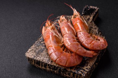 Tuzlu, baharatlı, otlu ve sebzeli kaynamış kaplan karidesleri.