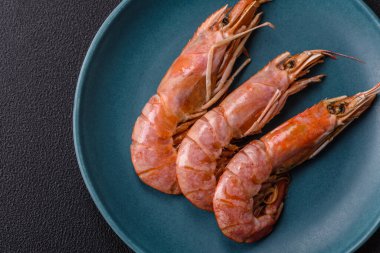 Tuzlu, baharatlı, otlu ve sebzeli kaynamış kaplan karidesleri.