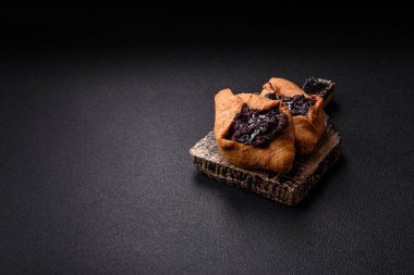 Kirazlı ve çikolatalı tatlı çavdar turtaları, vejetaryen ve vejetaryen tatlıları