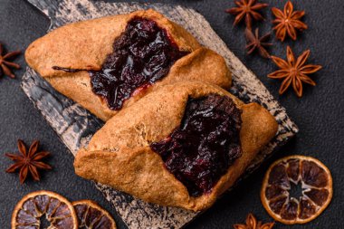 Kirazlı ve çikolatalı tatlı çavdar turtaları, vejetaryen ve vejetaryen tatlıları