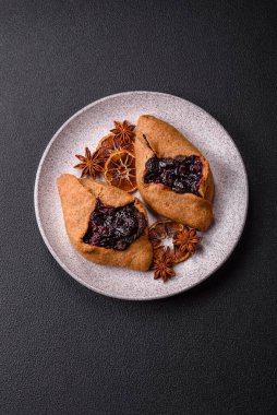 Kirazlı ve çikolatalı tatlı çavdar turtaları, vejetaryen ve vejetaryen tatlıları