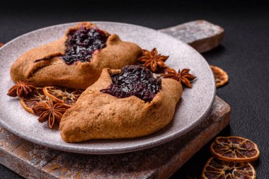 Kirazlı ve çikolatalı tatlı çavdar turtaları, vejetaryen ve vejetaryen tatlıları