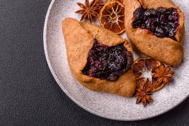 Kirazlı ve çikolatalı tatlı çavdar turtaları, vejetaryen ve vejetaryen tatlıları