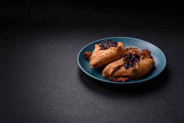 Kirazlı ve çikolatalı tatlı çavdar turtaları, vejetaryen ve vejetaryen tatlıları