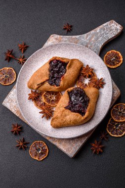 Kirazlı ve çikolatalı tatlı çavdar turtaları, vejetaryen ve vejetaryen tatlıları