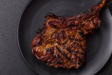 Izgara wagyu bifteği, tuzlu, baharatlı ve çimento kaplı.