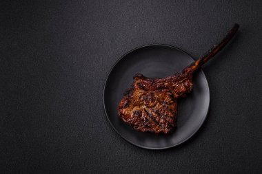 Izgara wagyu bifteği, tuzlu, baharatlı ve çimento kaplı.