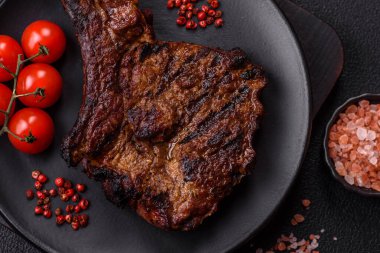 Izgara wagyu bifteği, tuzlu, baharatlı ve çimento kaplı.