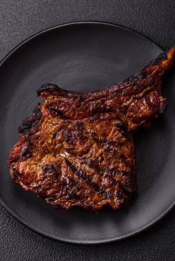 Izgara wagyu bifteği, tuzlu, baharatlı ve çimento kaplı.