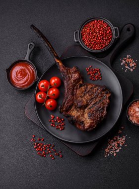 Izgara wagyu bifteği, tuzlu, baharatlı ve çimento kaplı.