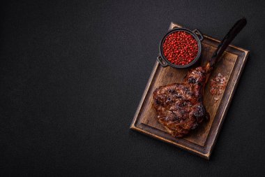 Izgara wagyu bifteği, tuzlu, baharatlı ve çimento kaplı.