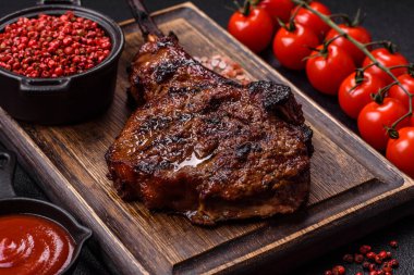 Izgara wagyu bifteği, tuzlu, baharatlı ve çimento kaplı.