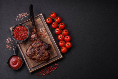 Izgara wagyu bifteği, tuzlu, baharatlı ve çimento kaplı.