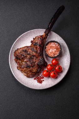 Izgara wagyu bifteği, tuzlu, baharatlı ve çimento kaplı.