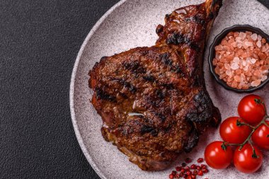 Izgara wagyu bifteği, tuzlu, baharatlı ve çimento kaplı.