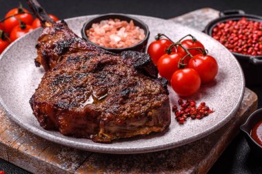 Izgara wagyu bifteği, tuzlu, baharatlı ve çimento kaplı.