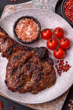 Izgara wagyu bifteği, tuzlu, baharatlı ve çimento kaplı.