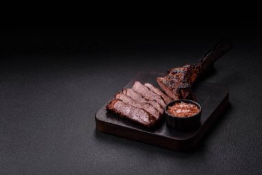 Izgara wagyu bifteği, tuzlu, baharatlı ve çimento kaplı.