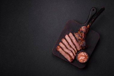 Izgara wagyu bifteği, tuzlu, baharatlı ve çimento kaplı.