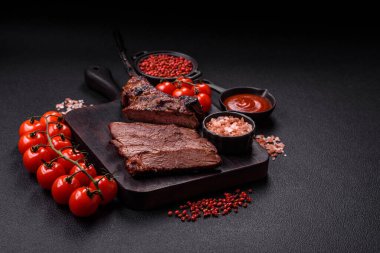 Izgara wagyu bifteği, tuzlu, baharatlı ve çimento kaplı.