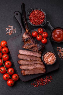 Izgara wagyu bifteği, tuzlu, baharatlı ve çimento kaplı.