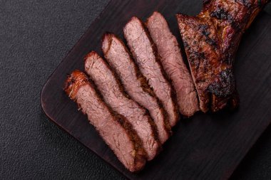 Izgara wagyu bifteği, tuzlu, baharatlı ve çimento kaplı.