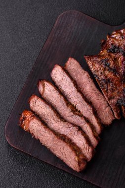 Izgara wagyu bifteği, tuzlu, baharatlı ve çimento kaplı.