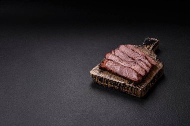 Izgara wagyu bifteği, tuzlu, baharatlı ve çimento kaplı.