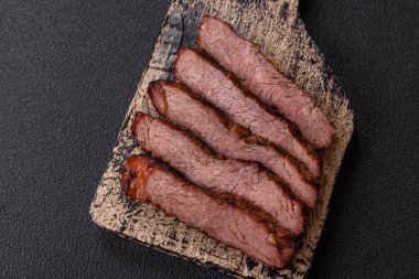 Izgara wagyu bifteği, tuzlu, baharatlı ve çimento kaplı.