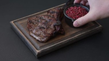 Izgara wagyu bifteği, tuzlu, baharatlı ve çimento kaplı.