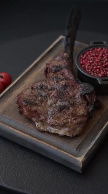 Izgara wagyu bifteği, tuzlu, baharatlı ve çimento kaplı.