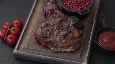 Izgara wagyu bifteği, tuzlu, baharatlı ve çimento kaplı.