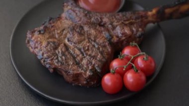 Izgara wagyu bifteği, tuzlu, baharatlı ve çimento kaplı.