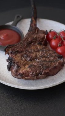 Izgara wagyu bifteği, tuzlu, baharatlı ve çimento kaplı.