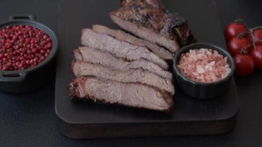 Izgara wagyu bifteği, tuzlu, baharatlı ve çimento kaplı.