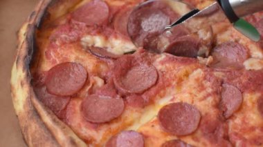 Sosisli biberli pizza, mozzarella peyniri, domates, tuz ve baharatlar koyu beton arka planda.