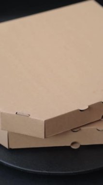 Lezzetli pizza teslimatı için boş karton dikdörtgen kahverengi kutu. Paket servisi.