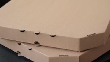 Lezzetli pizza teslimatı için boş karton dikdörtgen kahverengi kutu. Paket servisi.