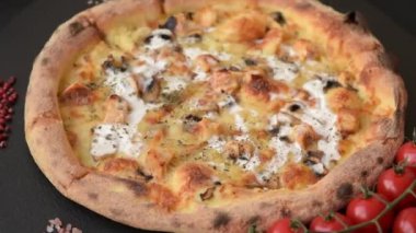 Yer mantarı peynirli kremalı pizza, mozarella, tavuk, mantar ve İtalyan otları.