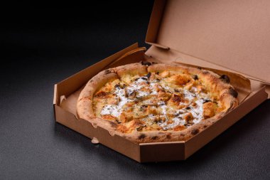 Yer mantarı peynirli kremalı pizza, mozarella, tavuk, mantar ve İtalyan otları.