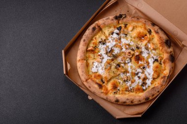 Yer mantarı peynirli kremalı pizza, mozarella, tavuk, mantar ve İtalyan otları.