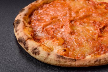 Peynirli, domatesli, tuzlu, baharatlı ve çimento kaplı bir pizza margherita.