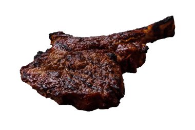 Beyaz arka planda tuzlu, baharatlı ve otlu ızgara wagyu bifteği.