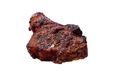 Beyaz arka planda tuzlu, baharatlı ve otlu ızgara wagyu bifteği.