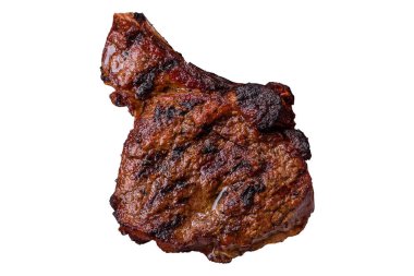 Beyaz arka planda tuzlu, baharatlı ve otlu ızgara wagyu bifteği.