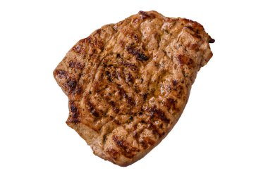 Beyaz bir arka planda ızgara biftek ya da tuzlu, baharatlı ve otlu domuz eti.