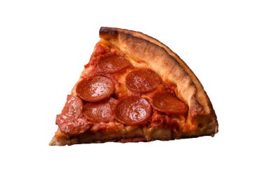 Sosisli, mozzarella peynirli, domatesli, tuzlu ve baharatlı pizza.