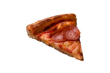 Sosisli, mozzarella peynirli, domatesli, tuzlu ve baharatlı pizza.