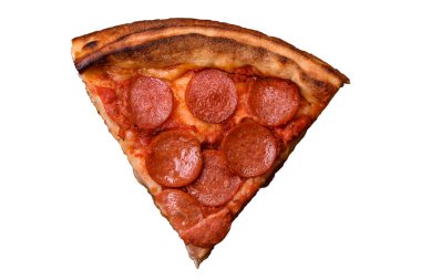Sosisli, mozzarella peynirli, domatesli, tuzlu ve baharatlı pizza.